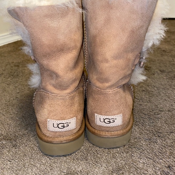 UGG’s Women’s Bailey Button II Short Chestnut - Picture 7 of 8